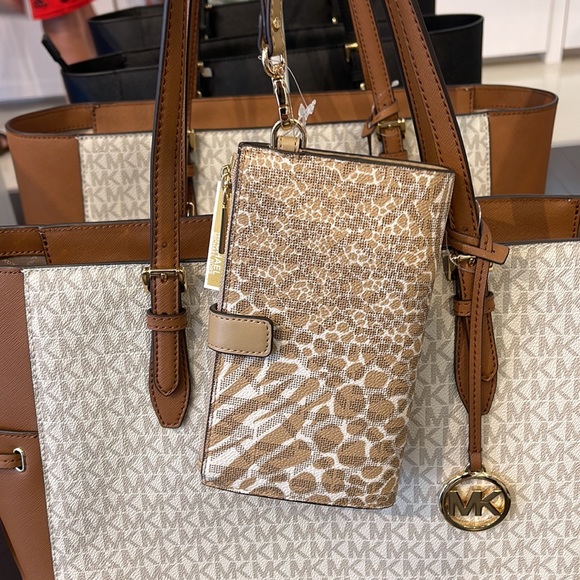 MICHAEL KORS LARGE DOUBLE ZIP WRISTLET WALLET PHONE CASE CLUTCH 
Camel Multi - Picture 12 of 16